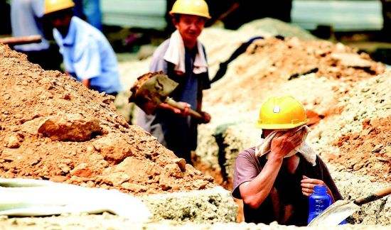 關(guān)注，高溫下的鋼結(jié)構(gòu)施工工人