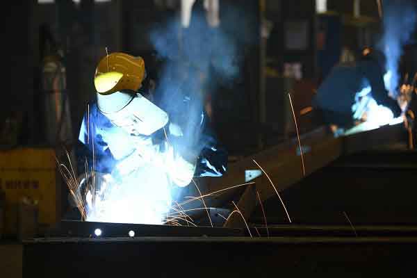 建鋼結(jié)構(gòu)房屋，樓承板焊接是關(guān)鍵，馬虎不得