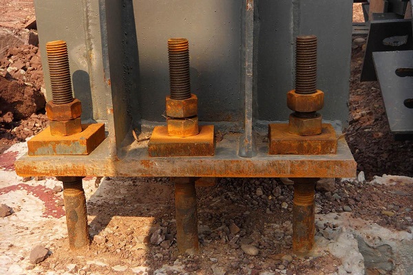 鋼結(jié)構(gòu)建筑柱腳安裝預(yù)埋件偏移了怎么辦？