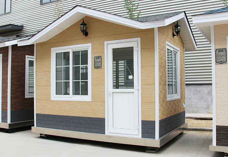 輕鋼崗?fù)? /><br /></p>    有人會(huì)認(rèn)為，<strong>輕鋼房屋</strong>的使用壽命不如傳統(tǒng)的混凝土建筑，但是，根據(jù)國(guó)外經(jīng)驗(yàn)以及實(shí)驗(yàn)數(shù)據(jù)來(lái)看，這種體系在歐美發(fā)達(dá)國(guó)家已經(jīng)成熟運(yùn)用，輕鋼住宅結(jié)構(gòu)的使用壽命是90年，使我們可以放心使用的家居住房。盛大鋼結(jié)構(gòu)利用現(xiàn)代新型的建筑材料，包括玻璃棉、歐松板、石膏板、金屬雕花板、瀝青瓦、SBS防水卷材、呼吸紙等材料，解決了該建筑體系的防水、防火、保溫、隔熱、吸引降噪等技術(shù)問(wèn)題，我們對(duì)<strong>輕鋼房屋</strong>的未來(lái)前景是十分看好的。<br /><p>    山西盛大鋼結(jié)構(gòu)近期的新產(chǎn)品除了輕鋼住宅以外，還有集裝箱房屋、輕鋼崗?fù)は盗?、公共衛(wèi)生間系列產(chǎn)品，如果您對(duì)我們的新產(chǎn)品感興趣的話(huà)，可以致電我們的銷(xiāo)售客服熱線(xiàn)，我們期待您的來(lái)電。</p><p>    本文鏈接：<strong>http://www.438032.com/news/0004511655.html </strong>未經(jīng)允許不得轉(zhuǎn)載。</p><p style=